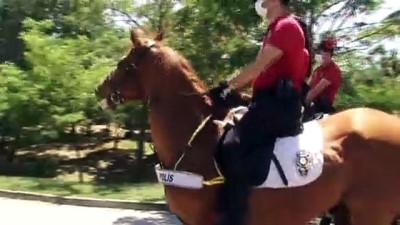  Atlı polislerden korona virüs denetimi