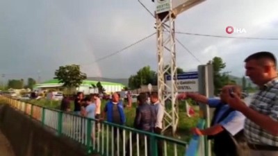  Bursa’da etkili olan sağanak yağış sele sebep oldu, araçlar sular altında  kalırken, meyve bahçeleri zarar gördü