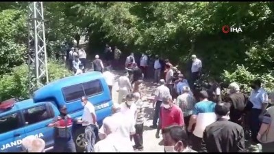  Dereye yuvarlanan araçta hayatlarını kaybeden 2 kardeş yan yana toprağa verildi