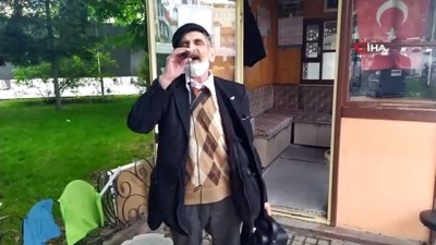  Eline aldığı hoparlör ile mahalle mahalle dolaşıp konser veriyor