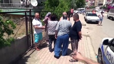   Eşiyle tartıştı, kapıyı kilitleyip  evi ateşe verdi