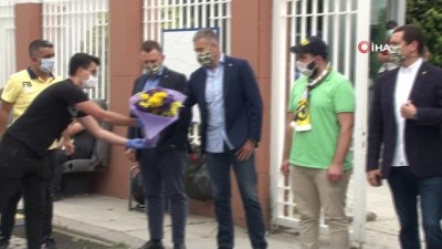Fenerbahçeli taraftarlardan yöneticilere çiçek