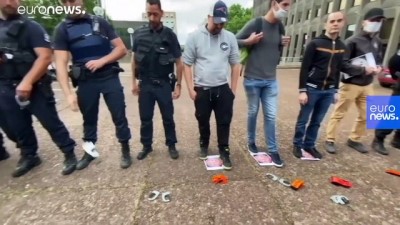 polis siddeti - Fransız polisler, Paris'in Champs-Elysees meydanında İçişleri Bakanı Castaner'i protesto etti Videosu