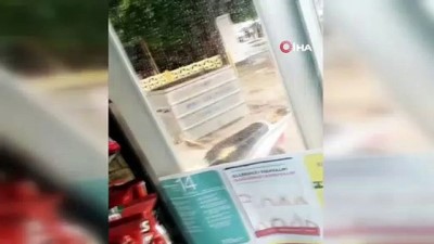  Kırklareli’de yağış cadde ve sokakları göle çevirdi..Çöp konteynerleri ve araçlar sel sularına kapıldı