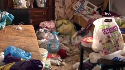  Komşuları şikayet etti, evden 3 kamyon çöp çıktı