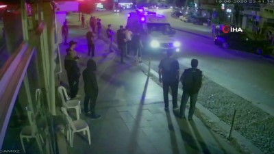  Kontrolden çıkan otomobilin aydınlatma direğine çarpma anı kamerada