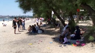  Menekşe Sahili'nde sosyal mesafe unutuldu
