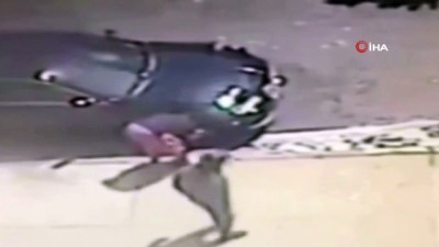 silahli saldiri -  - New York’ta arabasını yıkayan adama silahlı saldırı Videosu