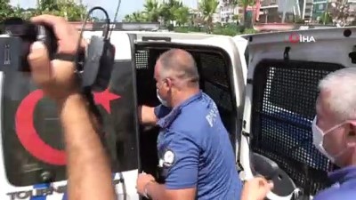  Polis uyuşturucuyla yakaladığı gence önce maske taktı sonra su verdi