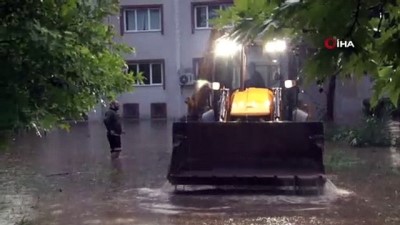  Sağanak yağışın vurduğu Kocaeli’de binalar göle dönen suyun içinde kaldı