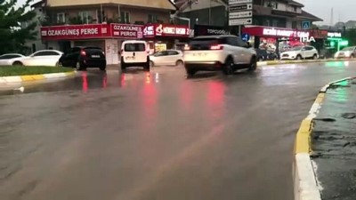  Şiddetli yağışın vurduğu Kocaeli’de birçok yol ve iş yerini su bastı