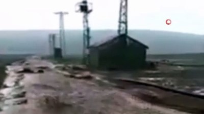  Tatvan'da sağanak yağış taşkınlara neden oldu