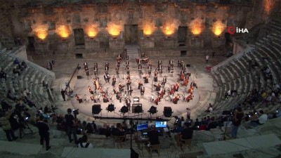  Türkiye'nin yedi tenoru ilk kez aynı sahnede buluştu; konseri dinleyenlerin kulaklarının pası silindi