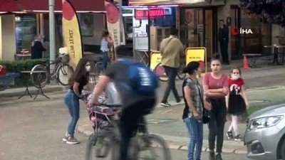  Yaz ortasında kardan adam yapıp kar topu oynadılar