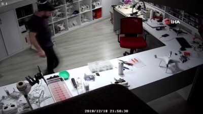  Ayak ayak üstüne atarken yere düşen şahıs kamerada