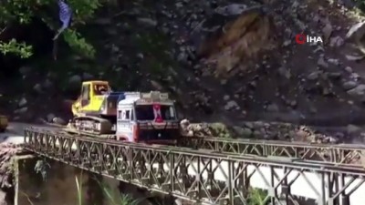  - Hindistan’da tırın ağırlığını kaldıramayan köprü çöktü