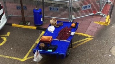  Keşan’da şiddetli yağış sebebiyle, binanın gevşeyen dış kaplaması aracın üzerine düştü