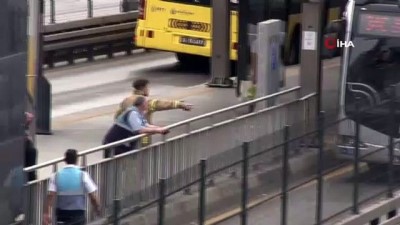  Metrobüs durağında küçük çocuğun tehlikeli oyunu, ekipleri görünce E-5'e indi