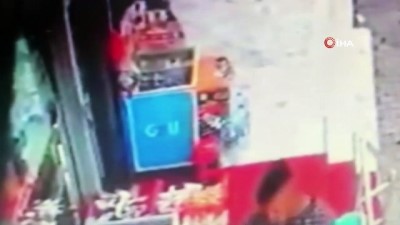  Pendik’te büfeden cips ve dondurma çalındığı anlar kamerada