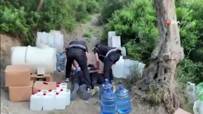 icki sisesi -  Polisi görünce kaçmaya çalışan sahte içki imalatçıları kıskıvrak böyle yakalandı Videosu