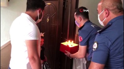 ikiz kardes -  Polisten korkan ikizlere polislerden doğum günü sürprizi Videosu