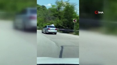  Seyir halindeki otomobilin camından sarkan vatandaş ölüme davetiye çıkarttı