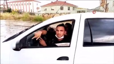  Şiddetli sağanak yağış nedeniyle araçlar suya gömüldü, trafik kilitlendi