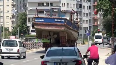  Tırda taşınan balıkçı teknesi alt geçide takıldı