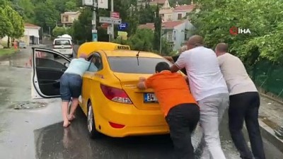 Beşiktaş’ta göle dönen sokakta ticari taksi mahsur kaldı
