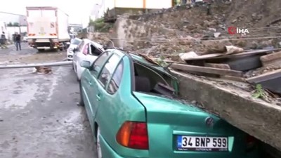  Esenyurt’ta istinat duvarı araçların üzerine devrildi