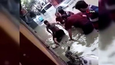 sel baskini -  Esenyurt'ta vatandaşlar sel sularına dalarak böyle arama yaptı Videosu