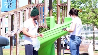  Holding sahibi sokakta su ve mendil sattı