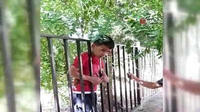 demir korkuluk -  Kafası demir korkuluklara sıkışan çocuğu itfaiye kurtardı Videosu