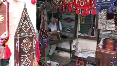  Normalleşme başladı 78 yaşındaki kilim ustası tezgahına geri döndü