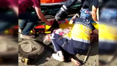  Otomobil tarım aracına çarptı, insanlar yola dağıldı: 3 yaralı