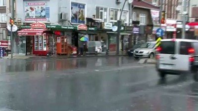  Üsküdar’da yağış etkili oldu, yollar göle döndü