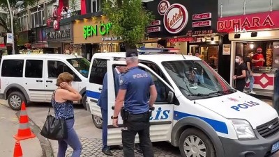 yazla -  Yüzünde olması gereken maskeyi elinde taşıdığı yetmedi polise tepki gösterdi Videosu