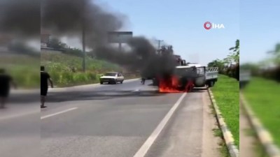  Alev alan kamyonetten son anda atlayıp kurtuldu