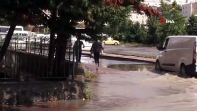  Bağcılar’da yağmur sonrası sokak göle döndü