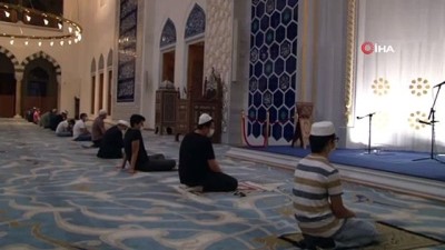 sabah ezani -  Camiler uzun bir aradan sonra cemaatle sabah namazında buluştu Videosu