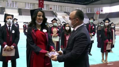 mezuniyet toreni -  Elazığ'da Tıp Fakültesi öğrencilerinin maskeli ve sosyal mesafeli yemin töreni Videosu