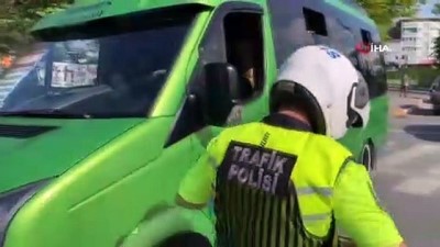 trafik polisi -  İstanbul’da polisle tıka basa dolu minibüs arasında nefes kesen kovalamaca kamerada Videosu