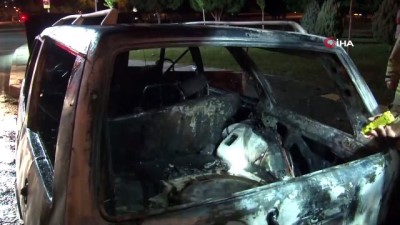  İzmir’de park halindeki araç yanarak küle döndü