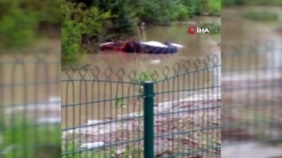  Sele devrilen traktördeki 2 kişi kurtarıldı