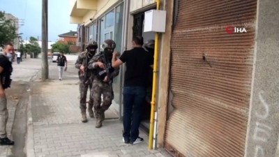 kurusiki tabanca -  Trabzon'daki uyuşturucu operasyonunda gözaltına alınan 15 kişi tutuklanarak cezaevine gönderildi Videosu