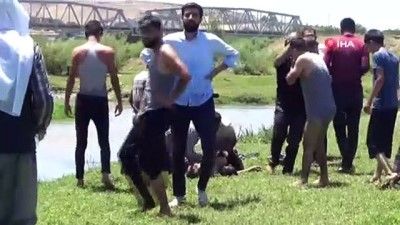 irak -  Yakınları sinir krizleri geçirdi... Ayağını suya sokmak isteyen 15 yaşındaki çoban düştüğü Dicle Nehri'nde can verdi Videosu