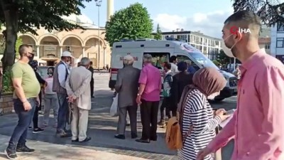  Bankta oturan yaşlı adam kalp krizi geçirdi