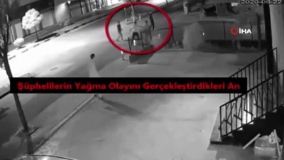  Bıçakla gasp anları kamerada