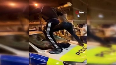 polis mudahale -  - Londra'da izinsiz sokak partisine müdahale: 15 polis yaralı
- Polis araçları taşlandı, takviye ekip istendi Videosu