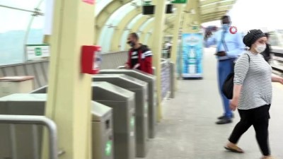 metro istasyonu -  Maskesiz metroya binmek istedi, izin vermeyen güvenlik görevlisine bağırdı Videosu